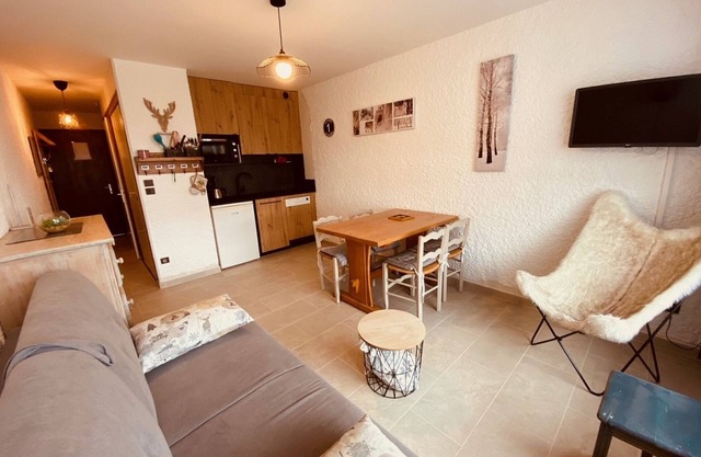 Rénové 2023: Studio cosy avec balcon, proche pistes et centre, parking inclus