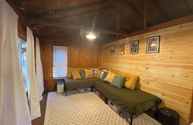 Cozy renovated vintage cabin near lake Cecilia