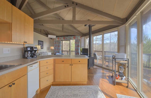 Cozy rental near Greenbrier Resort with a deck, stunning views modern-rustic charm, and full kitchen