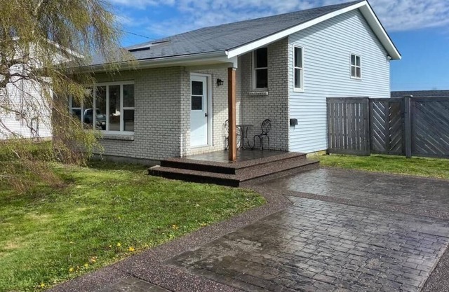 Cozy rental for professionals/retired individuals