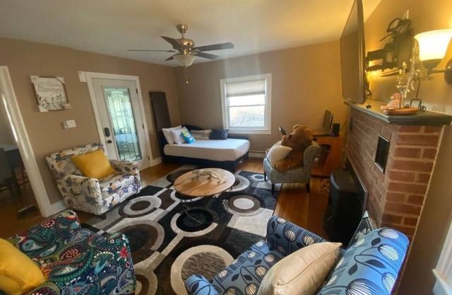 Cozy ResidentialHome 5mins from stores and Hospital.