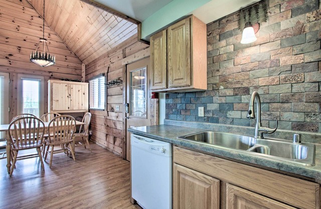 NEW! Cozy Log Cabin Next to Jellystone Campground!
