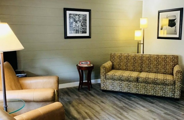 Cozy retreat across the street from Shawano lake.