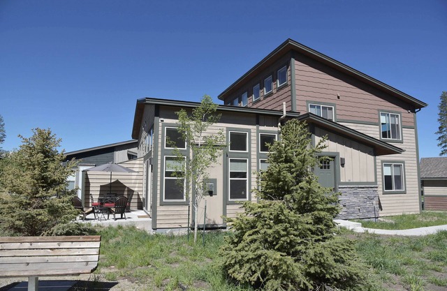 Cozy Mountain Retreat steps from trails, river, busstop and downtown Winter Park
