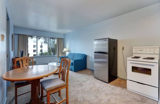 Cozy Retreat Downtown Vic.