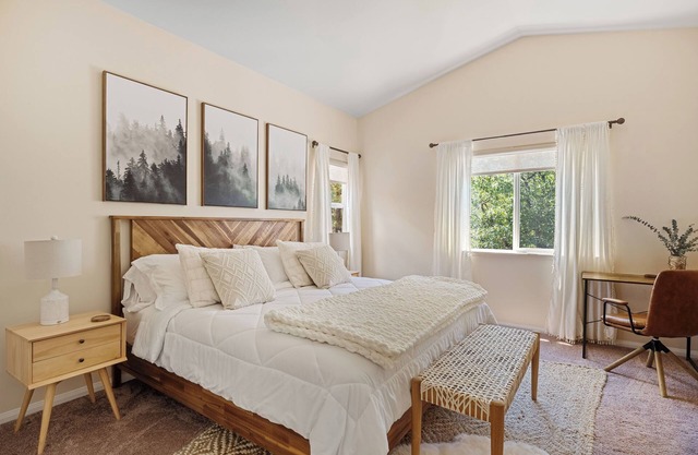 Cozy retreat in Big Bear w/fireplace. Walk to national forest, hike/bike & sled!