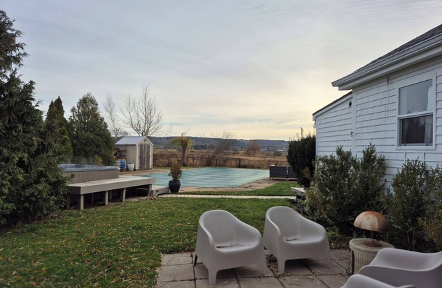 Cozy retreat in Annapolis Valley wine country with hot tub.