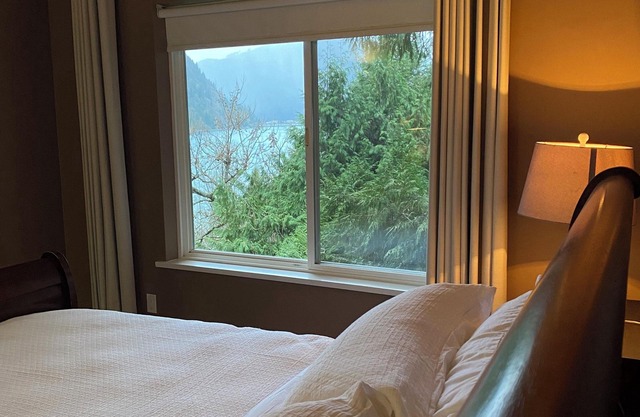 Cozy Retreat in Harrison Hot Springs with Breathtaking Lake Views