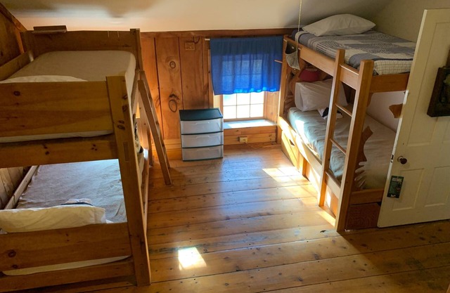 Cozy Retreat in Historic Farmhouse, Charming Bunk Bed Room,- Owl Dorm