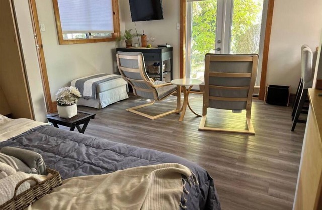 Cozy retreat in quiet Royal Oak neighbourhood.