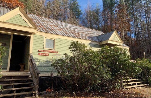 Cozy Retreat in the Berkshires - Cherry Room in Orchard Guest House