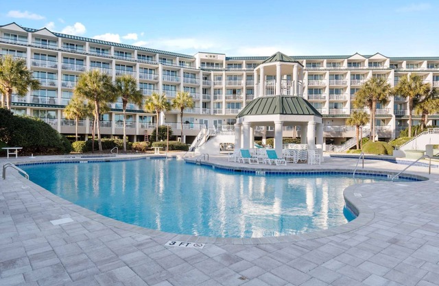Cozy Retreat Near The Ocean | Outdoor Pool. Resort View Suite