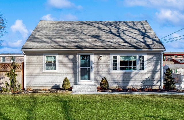 Cozy retreat near beaches with washer/dryer, AC, games, patio & yard