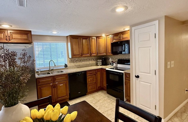 Cozy Retreat Near Ski Resorts, Shops & Downtown