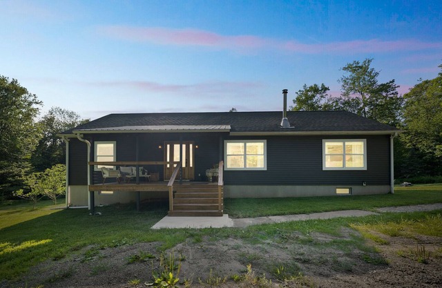 Cozy retreat on 5 acres with firepit, great hiking/fishing, and cute Main Street