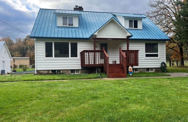 Cozy retreat on 3 acres near Lost Creek Lake. Pet Friendly