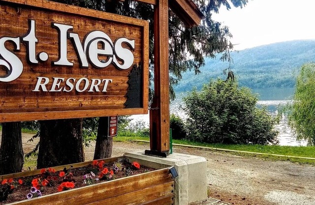 Cozy retreat on the Shuswap Lake. 1 bedroom condo with loft. Pet-friendly.