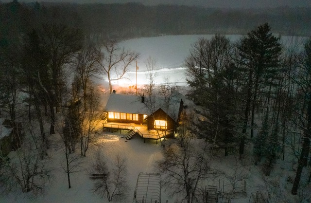 Cozy retreat on TWO Lakes for the price of one! 4 beds 3 baths + sauna