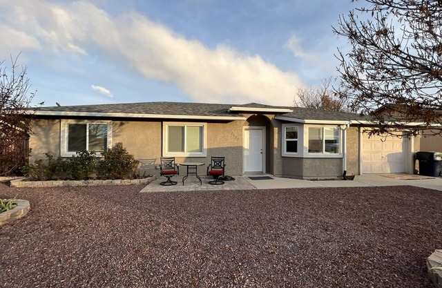 Cozy Retreat only 10 minutes from Whiskey Row and Court House Square.