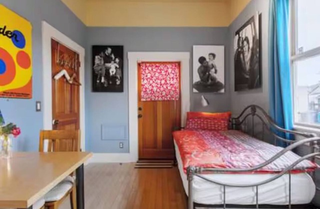 Cozy Retreat: Separate entrance & private Bath