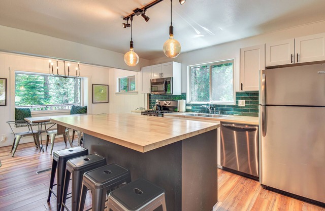 Cozy Retreat w/ Deck ~ 2 Mi to Pinecrest Lake!