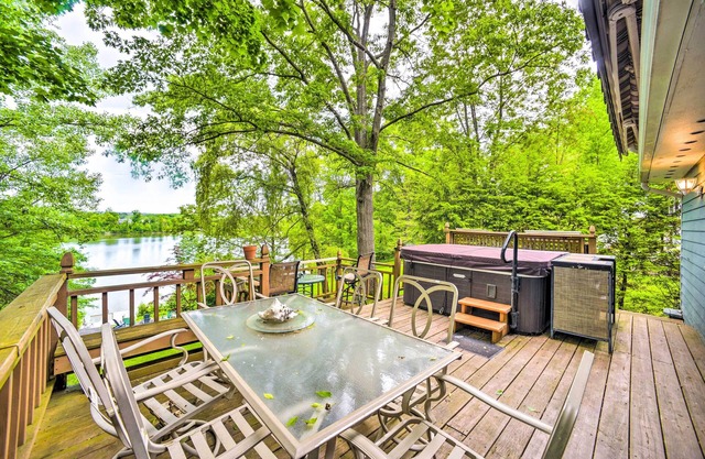 Cozy Retreat w/ Hot Tub, on Sleepy Hollow Lake!