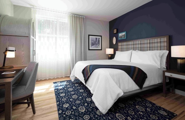 Cozy Retreat – Walk to Hot Springs & More! Pets Allowed, Onsite Parking