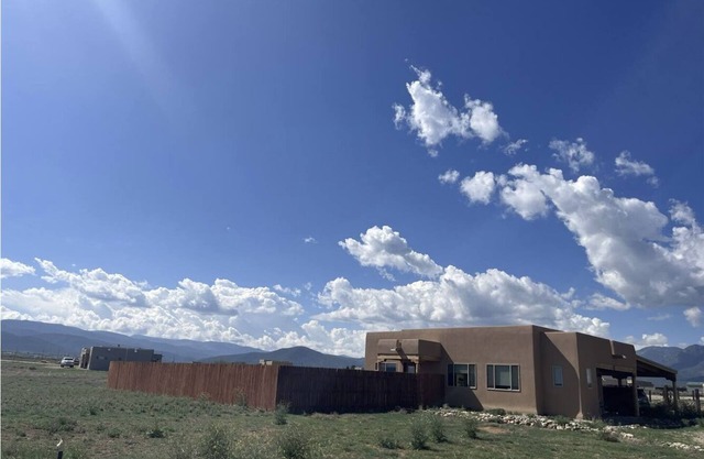 Cozy Retreat with Amazing Views and High-Speed Internet Just 5 Minutes from Taos