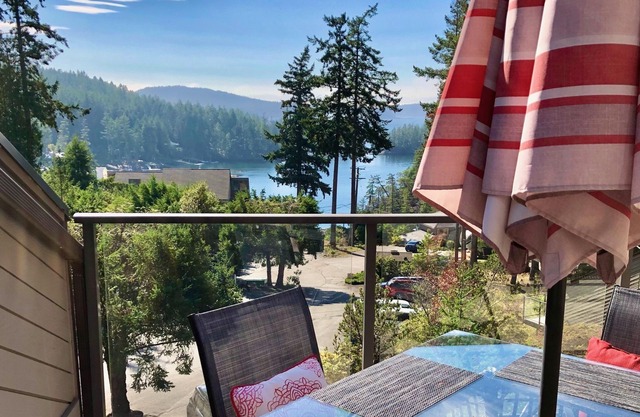 Cozy retreat with stunning ocean & fir tree views