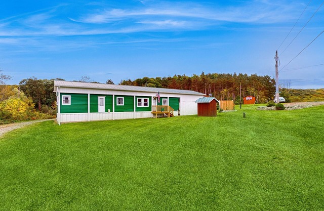 Cozy Retreat with Scenic Views, Internet and Outdoor Patio