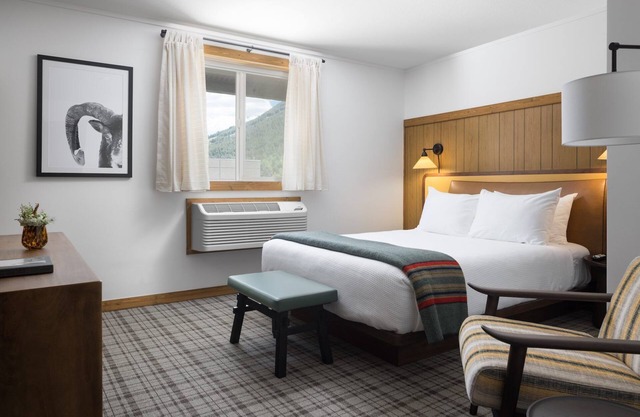 Cozy Retro Lodge w/ Heated Pool & Fire Pits, Perfect for Jackson Hole Adventures