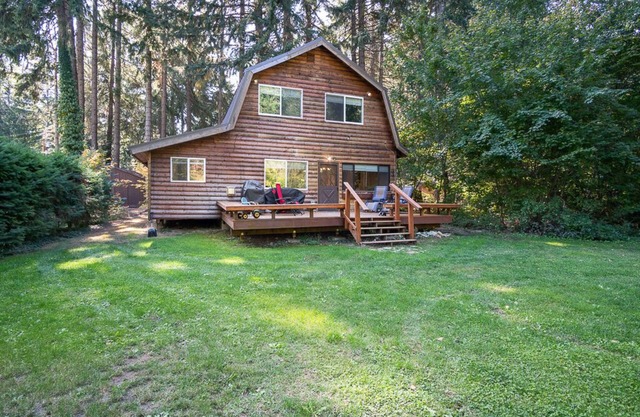 Cozy river-front home/cabin with beautiful mountain views