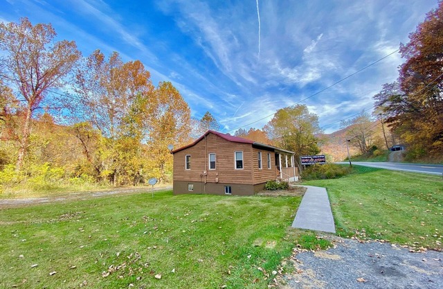 Cozy river front log cabin close to, Seneca Rocks, Dolly Sods, Spruce Knob