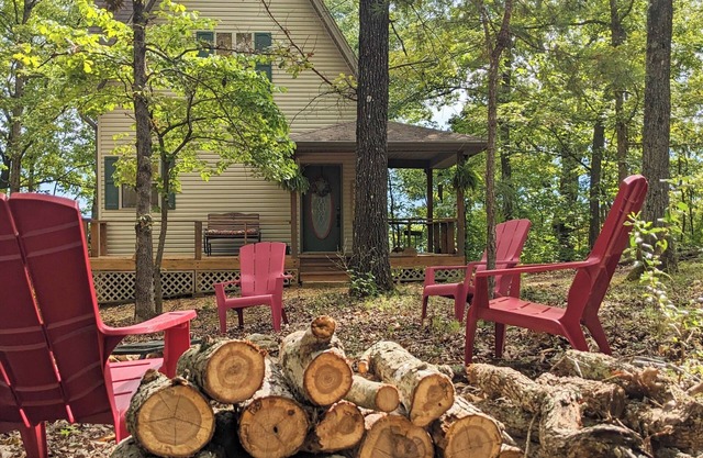 Cozy river retreat with scenic view. Close to outfitters for floating & fishing!