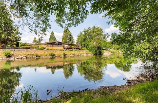 Cozy River/Waterfront home with a Private Beach