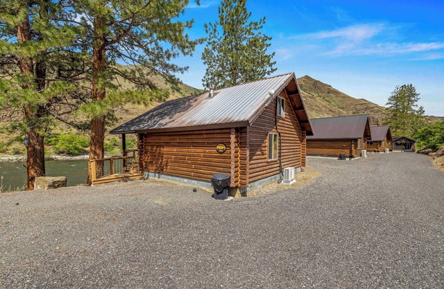 Cozy Riverfront Cabin, Full Kitchen, Sandy Beach Area, Pet Friendly!