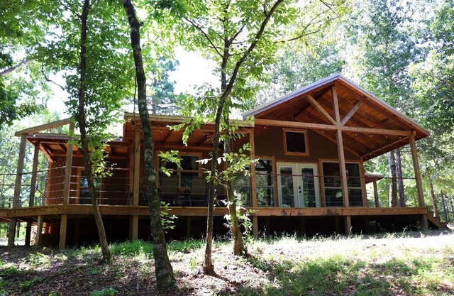 Redbud - Eine gemütliche Hütte im Wald