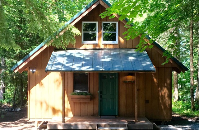 Gemütliche Hütte am Flussufer in der Nähe des Crystal Mountain Resort
