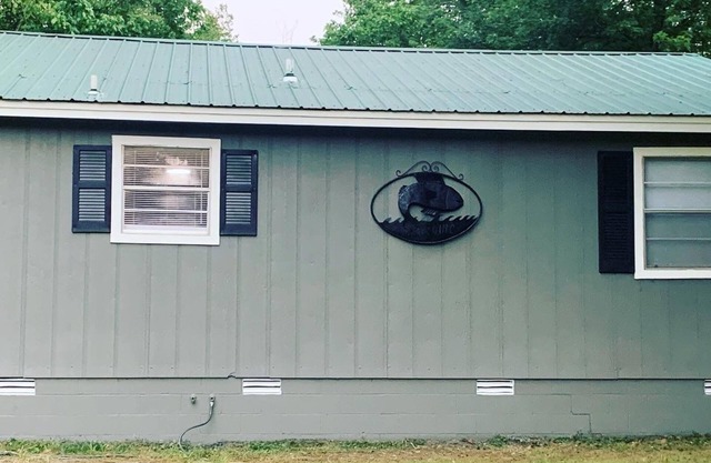 Cozy riverfront cabin with great outdoor space including a hot tub!