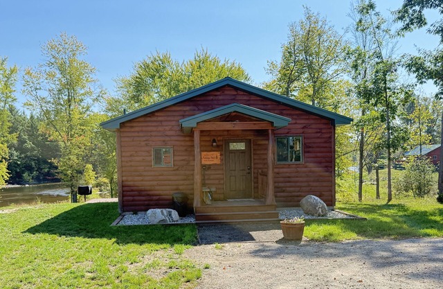 Cozy Riverfront Cabin