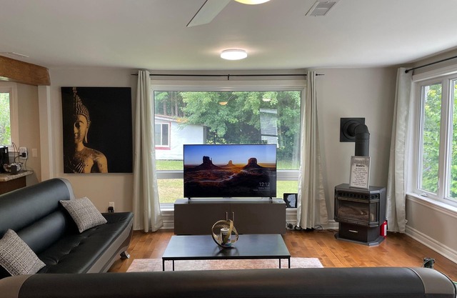Cozy Riverfront Cottage by Rideau River