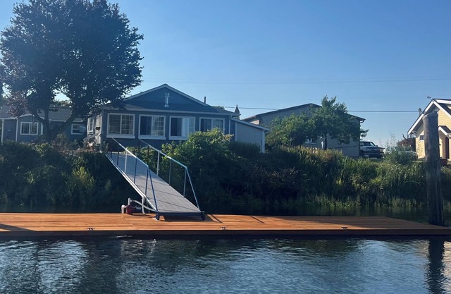 Cozy riverfront getaway with newly rebuilt private dock & pickleball court