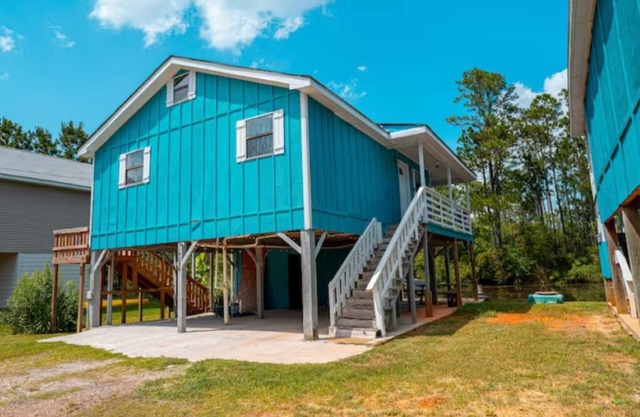 Schöne Waterfront Ferienhaus auf einem künstlichen Bayou gelegen,