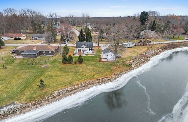 Cozy Riverfront Retreat