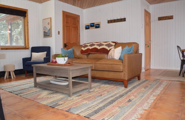 Cozy riverfront condo 4 miles from ski lifts