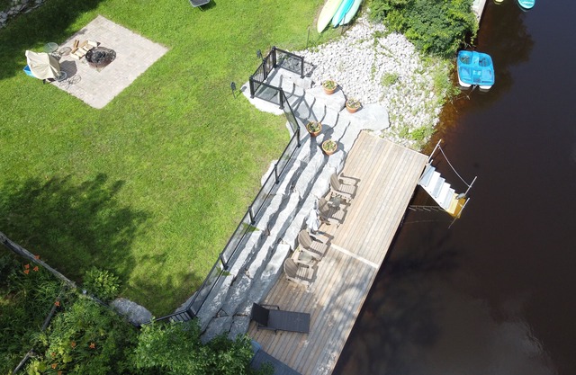Cozy Riverside Retreat (child and pet friendly)