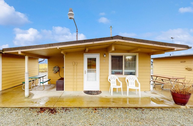 Cozy riverside cabin with kitchenette & laundry facilities - dog-friendly
