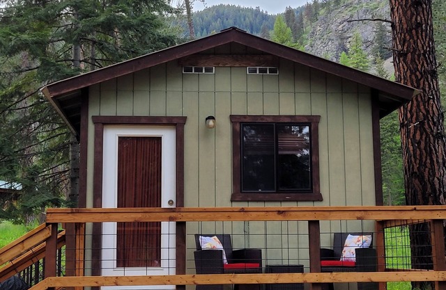 Cozy Riverside Retreat - Baree Bunkhouse