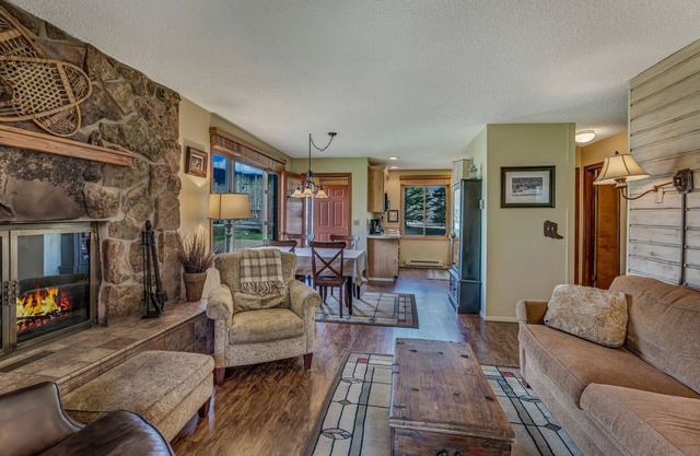 Cozy riverside retreat with mountain views and easy access to the Elk River