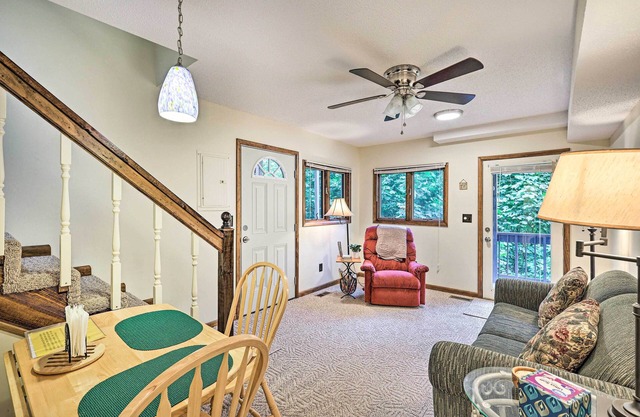 Cozy Roan Mountain Cabin w/ Private Balcony!